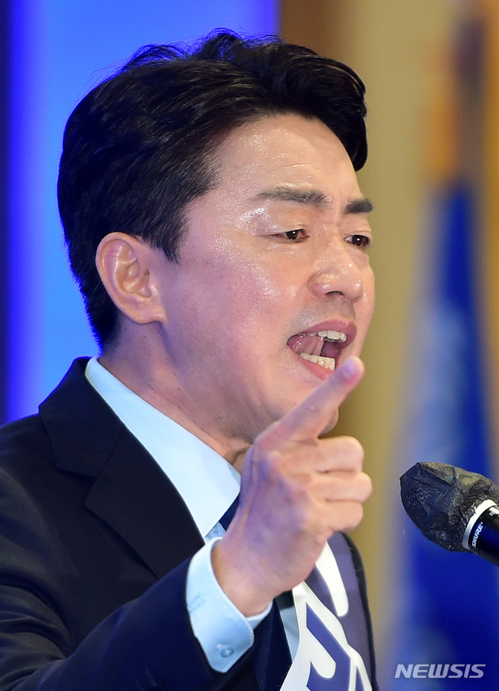 [대구=뉴시스] 이무열 기자 = 강훈식 더불어민주당 당대표 후보가 6일 오후 대구 북구 엑스코에서 열린 더불어민주당 당대표 및 최고위원 후보자 대구·경북지역 합동연설회에서 정견발표를 하고 있다. 2022.08.06. lmy@newsis.com