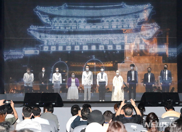 [서울=뉴시스]지난 6일 저녁 개최된 광화문광장 개장식 '광화문광장 빛모락'(樂)에 마련된 특설무대 위에서 ‘화합의 빛’ 퍼포먼스가 진행되고 있는 모습. 오른쪽부터 역삼글로벌빌리지센터장 칼릴자데니하트, KT 구현모 대표, 태권도 국가대표 이대훈, 국가무형문화재 이영희, 2022년 서울시민상 어린이상 수상자 피지환, 오세훈 서울특별시장, 정은혜 작가, 현대무용가 차진엽, 일러스트레이터 김동아, 청운효자동 주민자치위원장 정영기 (사진=KT 제공) 2022.08.07