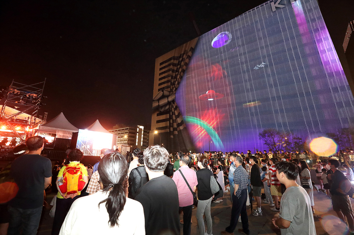 [서울=뉴시스] KT 광화문 웨스트(West) 사옥의 리모델링 공사 가림막을 활용한 미디어파사드 전경 (사진=KT 제공) 2022.08.07