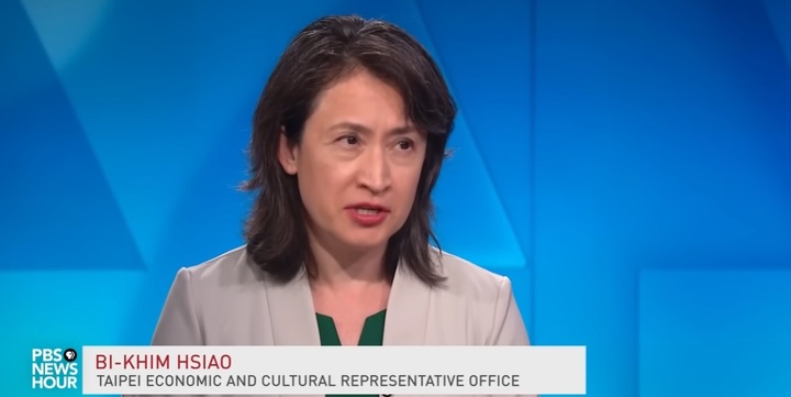 [서울=뉴시스] 중국이 차이잉원 대만 총통과 케빈 매카시 하원의장의 회동에 반발해 대만의 주미대사격인 샤오메이친 주미 대만대표를 제재했다. 사진은 샤오 대표가 PBS방송에 출연한 모습. 2022.08.07. *재판매 및 DB 금지