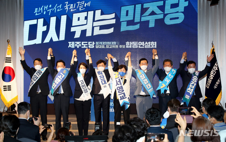 [제주=뉴시스] 우장호 기자 = 7일 오전 제주난타호텔 대연회장에서 열린 더불어민주당의 8·28 전당대회 지역 순회 경선 제주 합동연설회에서 최고위원 후보들이 인사하고 있다. 최고위원 후보는 장경태·서영교·박찬대·고민정·고영인·윤영찬·정청래·송갑석(기호 순) 의원이다. 2022.08.07. woo1223@newsis.com