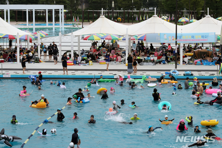 [서울=뉴시스] 김금보 기자 = 여름 날씨를 보인 7일 오전 서울 영등포구 여의도한강공원 수영장을 찾은 시민들이 물놀이하고 있다. 2022.08.07. kgb@newsis.com
