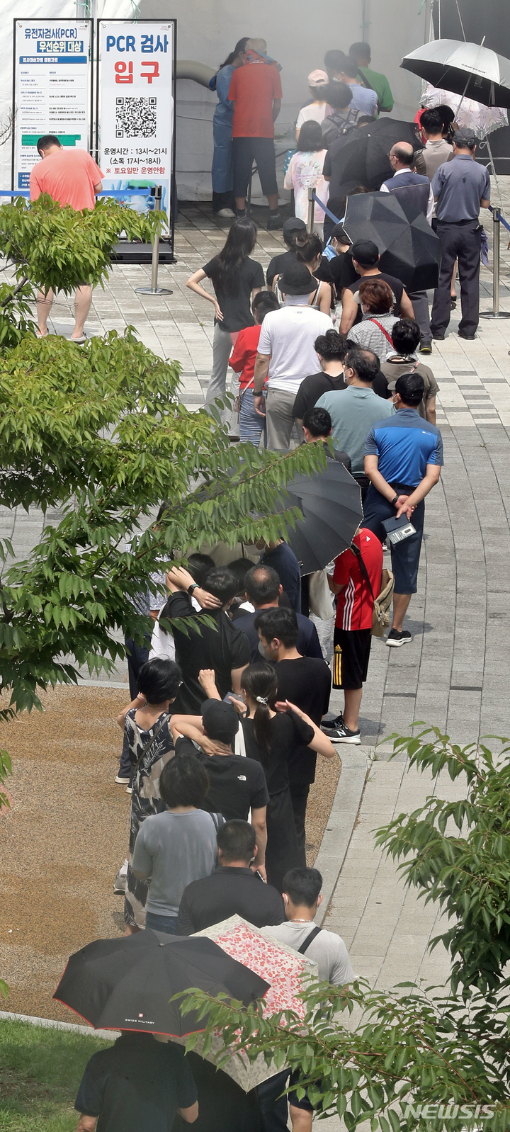 [서울=뉴시스] 김금보 기자 = 7일 오후 서울 구로구 오류동역 광장 임시선별진료소에서 시민들이 코로나19 검사를 받기 위해 순서를 기다리고 있다. 이날 0시 기준 코로나19 신규 확진자는 10만 5507명으로 집계됐다. 2022.08.07. kgb@newsis.com