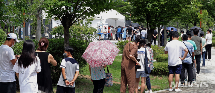 [서울=뉴시스] 김금보 기자 = 7일 오후 서울 구로구 오류동역 광장 임시선별진료소에서 시민들이 코로나19 검사를 받기 위해 순서를 기다리고 있다. 이날 0시 기준 코로나19 신규 확진자는 10만 5507명으로 집계됐다. 2022.08.07. kgb@newsis.com