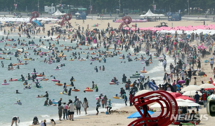 [부산=뉴시스] 하경민 기자 = 가을에 접어들었음을 알리는 절기 '입추'인 7일 부산지역에 폭염경보가 발효 중인 가운데 해운대해수욕장을 찾은 피서객들이 물놀이를 즐기고 있다. 2022.08.07. yulnetphoto@newsis.com