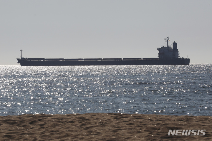 [오데사(우크라이나)=AP/뉴시스]마셜제도 국적의 우크라이나 곡물수출 화물선 글로리호가7일(현지시간) 6만6000t의 옥수수를 싣고 오데사항을 떠나 튀르키예(터키) 공동조정센터(JCC)로 향하고 있다. 2022.08.07.