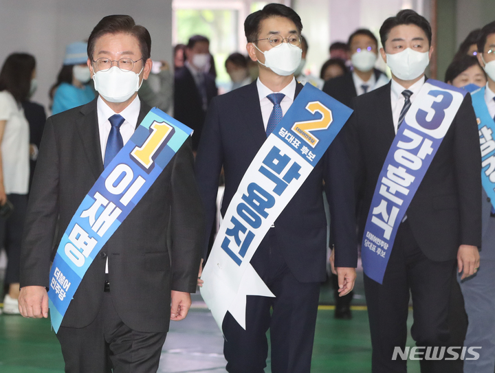 [인천=뉴시스] 최진석 기자 = 더불어민주당 당대표 후보자들이 7일 인천 남동체육관에서 열린 민주당 당대표 및 최고위원 후보자 인천 지역 합동연설회에 참석하고 있다. 왼쪽부터 이재명, 박용진, 강훈식 후보. (공동취재사진) 2022.08.07. photo@newsis.com