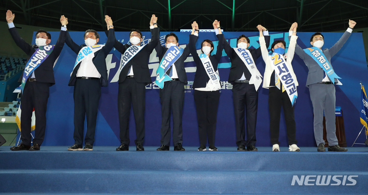 [인천=뉴시스] 최진석 기자 = 더불어민주당 최고위원 후보자들이 7일 인천 남동체육관에서 열린 민주당 당대표 및 최고위원 후보자 인천 지역 합동연설회에서 손을 맞잡고 있다. 왼쪽부터 송갑석, 정청래, 윤영찬, 고영인, 고민정, 박찬대, 서영교, 장경태 후보. (공동취재사진) 2022.08.07. photo@newsis.com