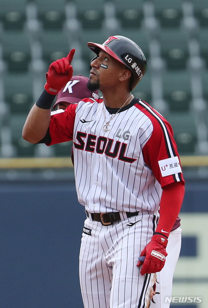 [서울=뉴시스] 고승민 기자 = 7일 서울 잠실야구장에서 열린 2022 KBO 리그 키움 히어로즈 대 LG 트윈스 경기, LG 공격 2회말 1사 주자없는 상황 7번타자 가르시아가 2루타 후 2루로 진루하고 세리머니하고 있다. 2022.08.07. kkssmm99@newsis.com