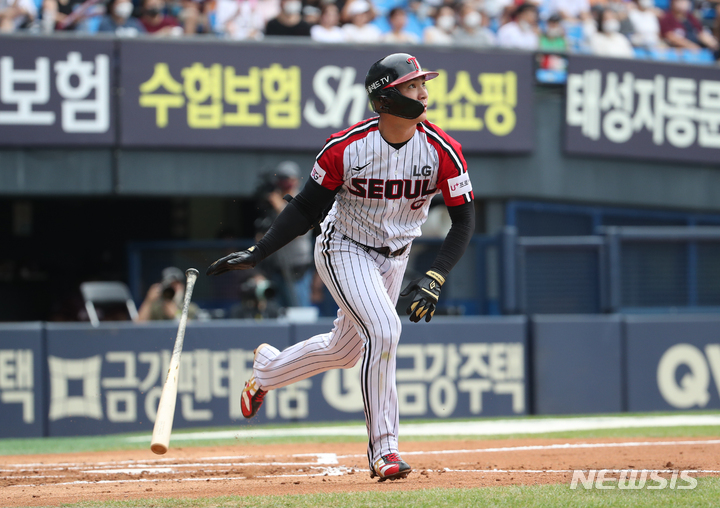 [서울=뉴시스] 고승민 기자 = 7일 서울 잠실야구장에서 열린 2022 KBO 리그 키움 히어로즈 대 LG 트윈스 경기, LG 공격 2회말 무사 주자없는 상황 5번타자 오지환이 솔로 홈런을 치고 타구를 바라보고 있다. 2022.08.07. kkssmm99@newsis.com
