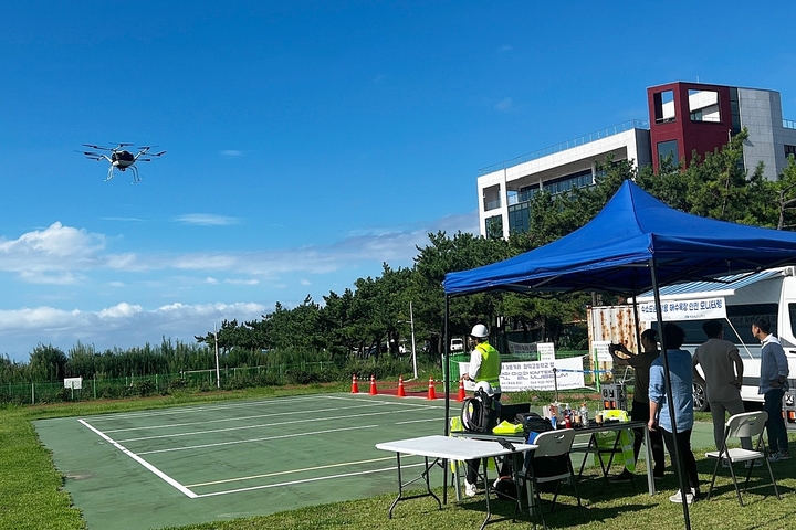 [제주=뉴시스] 수소드론을 활용한 안전 모니터링 시행 장면. (사진=제주도 제공) 2022.08.08. photo@newsis.com *재판매 및 DB 금지