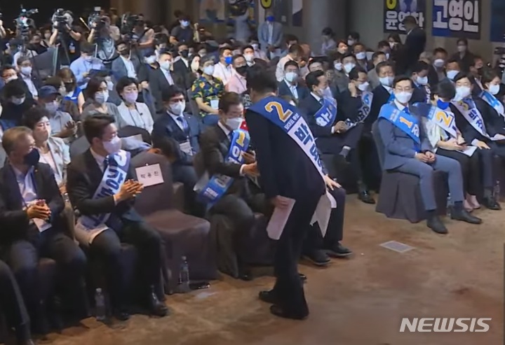 [서울=뉴시스]이재명 민주당 당권주자 '노룩악수' 논란 장면. (사진 = 델리민주 유튜브 채널 캡처) 2022.08.08.photo@newsis.com