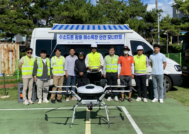 [서울=뉴시스] DMI와 제주도 지자체 관계자들이 기념사진을 촬영하고 있다. (사진=두산 제공) *재판매 및 DB 금지