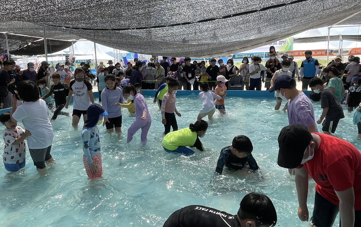 2022 고창갯벌축제 프로그램 중 '미끌미끌 풍천장어잡기'에 나선 어린이들. *재판매 및 DB 금지