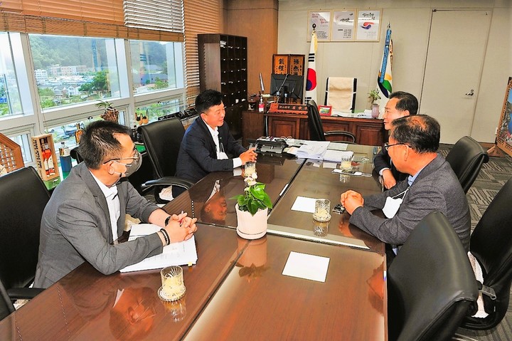 [예산=뉴시스] 최재구 예산군수와 원성수 공주대학교 총장이 의과대학 설립에 대한 의견을 모으고 있다. *재판매 및 DB 금지