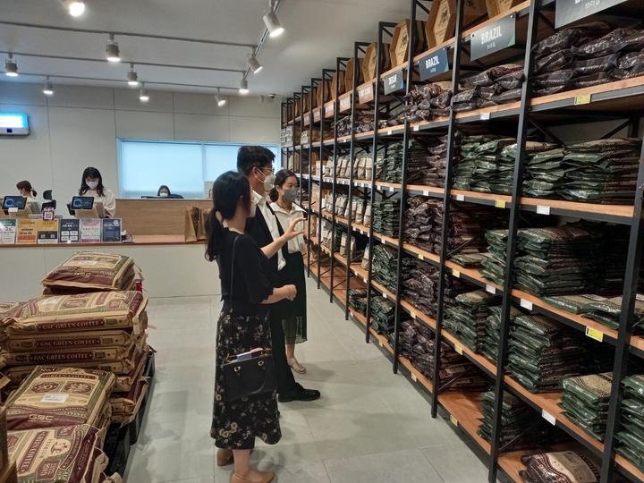 [세종=뉴시스] 권재한 농림축산식품부 식품산업정책실장이 8일 커피 생두 수입유통 현장점검을 하고 있다. (사진=농식품부 제공) *재판매 및 DB 금지