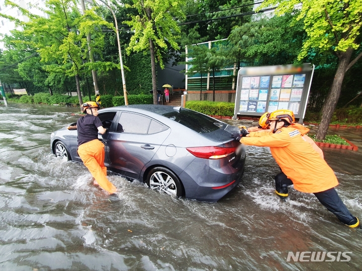[인천=뉴시스] 김동영 기자 = 8일 오후 인천에 강하게 내린 비로 인해 미추홀구 용현동 한 도로에서 차량이 침수돼 신고를 받고 출동한 소방당국이 안전조치를 하고 있다. (사진=인천소방본부 제공) 2022.08.08. photo@newsis.com