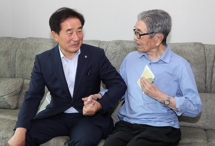 [진천=뉴시스] 강신욱 기자 = 송기섭 충북 진천군수가 77주년 광복절을 앞두고 8일 도내 유일한 생존 독립유공자인 오상근 애국지사를 위문하고 있다. (사진=진천군 제공) 2022.08.08. photo@newsis.com *재판매 및 DB 금지