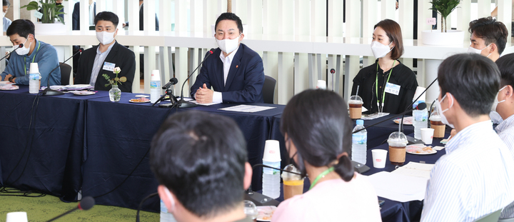 [서울=뉴시스] 홍찬선 기자 = 원희룡 국토교통부 장관은 8일 경상남도 진주 한국토지주택공사(LH) 본사를 방문해 청년 직원들과 소통간담회를 갖고 있다. (사진=국토교통부 제공) 2022.08.08. photo@newsis.com *재판매 및 DB 금지