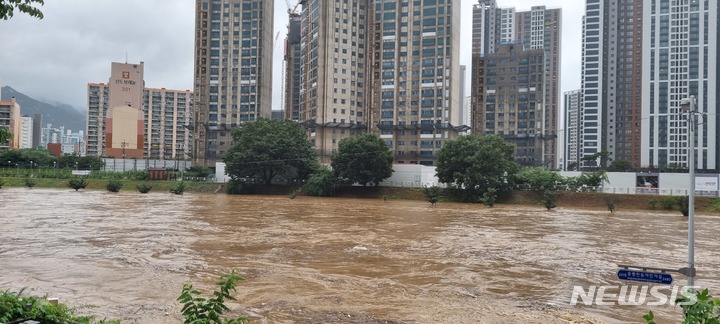 [의정부=뉴시스] 김도희 기자 = 8일 경기북부지역에 폭우가 쏟아지면서 의정부시 중랑천 수위가 급격이 올라 하천변 이용이 통제되고 있다. 2022.08.08 kdh@newsis.com 