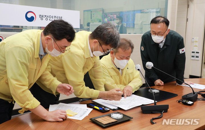 [세종=뉴시스] 이상민 중앙재난안전대책본부 본부장 겸 행정안전부 장관이 8일 정부세종2청사 중앙재난안전상황실에서 집중호우로 인한 침수피해 등 상황점검 회의를 주재하고 있다. (사진= 행정안전부 제공) 2022.08.08. 