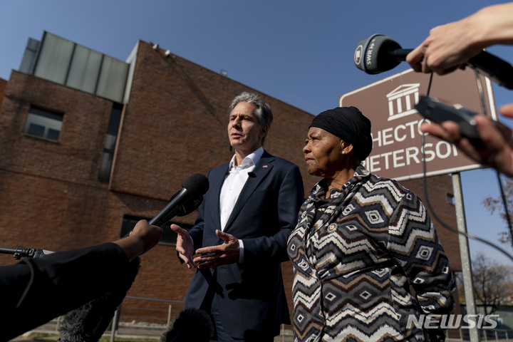 [요하네스버그(남아공)=AP/뉴시스]토니 블링컨 미국 국무장관이 7일(현지시간) 남아프리카공화국 요하네스버그에 도착했다. 스웨토의 '헥터 피터슨 박물관' 방문 뒤 인터뷰 하고 있다. 2022.08.07.