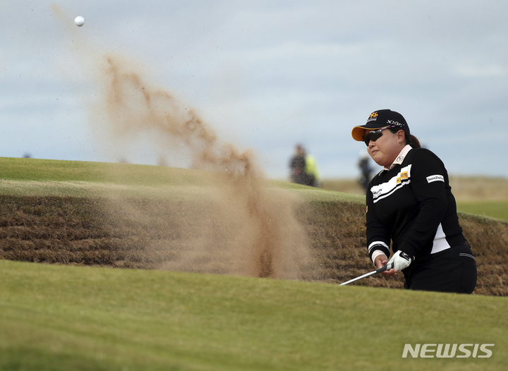[이스트로디언=AP/뉴시스] 박인비가 7일(현지시간) 영국 스코틀랜드 이스트 로디언의 뮤어필드GC에서 열린 미국여자프로골프(LPGA) AIG 위민스 오픈 최종 라운드 12번 그린에서 벙커샷하고 있다. 박인비는 최종 합계 이븐파 284타로 공동 22위를 기록하며 대회를 마쳤다. 2022.08.08.