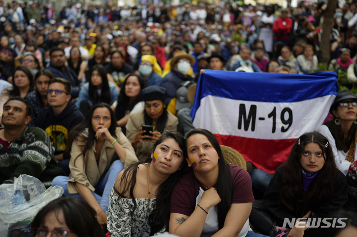 [보고타( 콜롬비아)= AP/뉴시스] 대통령 취임식이 열린 보고타 광장의 페트로 대통령 지지자들.&nbsp; 과거 페트로가 속했던 게릴라단체 M-19의 깃발도 보인다.&nbsp; 