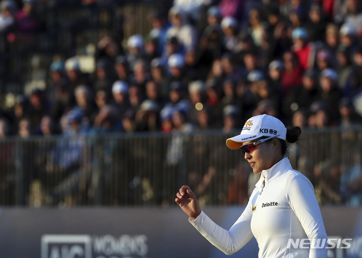 [뮤어필드(영국)=AP/뉴시스] 전인지(28)가 지난 7일(현지시간) LPGA투어 메이저 대회 AIG 챔피언십 마지막 라운드 18번홀에서 걸어가고 있다. 2022.08.08