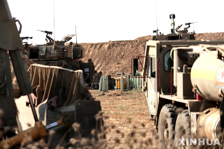 [가자지구= 신화/뉴시스] 가자지구의 이스라엘-이집트 국경선 장벽을 따라 배치된 이스라엘 포병부대. 2023.06.04