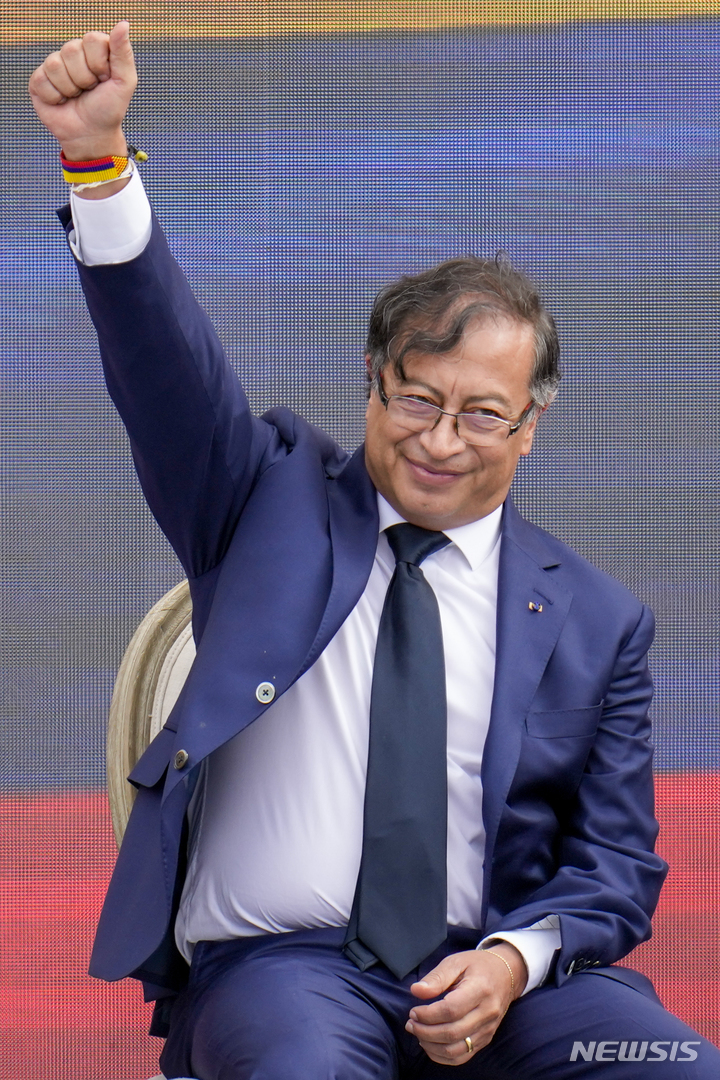 [보고타( 콜롬비아)=AP/뉴시스] 구스타보 페트로 콜롬비아 대통령이 8월7일 (현지시간) 취임식에서 취임선서를 마친 뒤 지지 군중을 향해 인사하고 있다.&nbsp; 