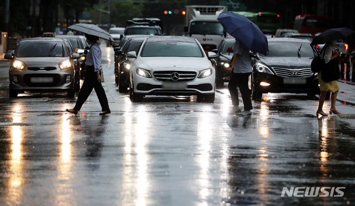 [서울=뉴시스] 백동현 기자 = 비가 내리는 8일 오전 서울 중구 을지로1가 사거리 인근에서 시민들이 우산을 쓰고 이동하고 있다. 2022.08.08. livertrent@newsis.com