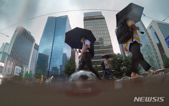 [서울=뉴시스] 백동현 기자 = 비가 내리는 지난 8일 오전 서울 중구 을지로1가 사거리 인근에서 시민들이 우산을 쓰고 이동하고 있다. 2022.08.08. livertrent@newsis.com