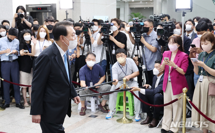 [서울=뉴시스] 전신 기자 = 윤석열 대통령이 8일 서울 용산 대통령실 청사로 출근하며 취재진 질문에 답변한 후 집무실로 향하고 있다. (대통령실통신사진기자단) 2022.08.08. photo1006@newsis.com