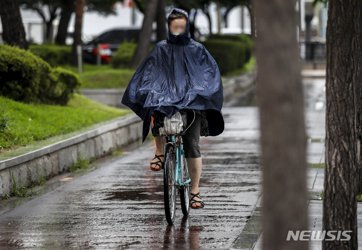 [서울=뉴시스] 정병혁 기자 = 비가 내린 8일 오전 서울 송파구 잠실역 인근에서 우산을 쓴 시민들이 이동히고 있다. 2022.08.08. jhope@newsis.com