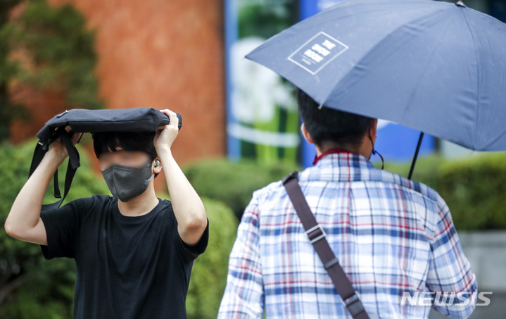 [서울=뉴시스] 정병혁 기자 = 비가 내린 8일 오전 서울 송파구 잠실역 인근에서 우산을 쓴 시민들이 이동히고 있다. 2022.08.08. jhope@newsis.com