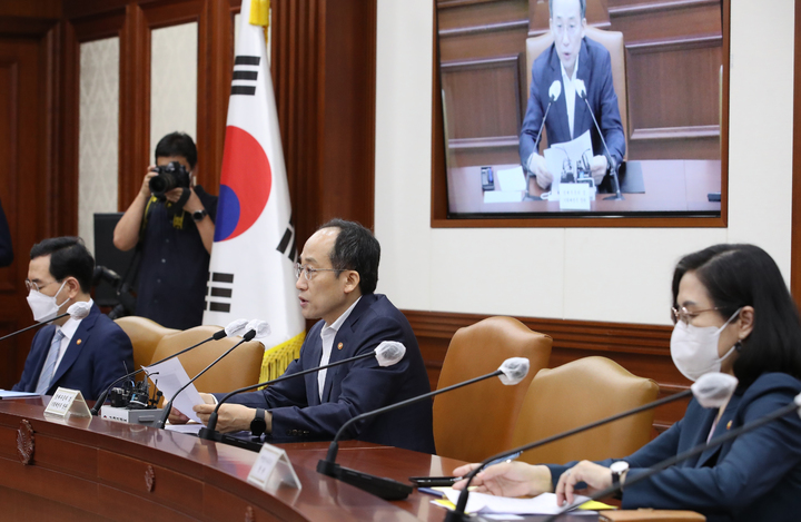 [서울=뉴시스] 김명원 기자 = 추경호 경제부총리 겸 기획재정부 장관이 8일 오전 서울 종로구 정부서울청사에서 열린 비상경제장관회의를 주재하며 발언하고 있다. 2022.08.08. kmx1105@newsis.com