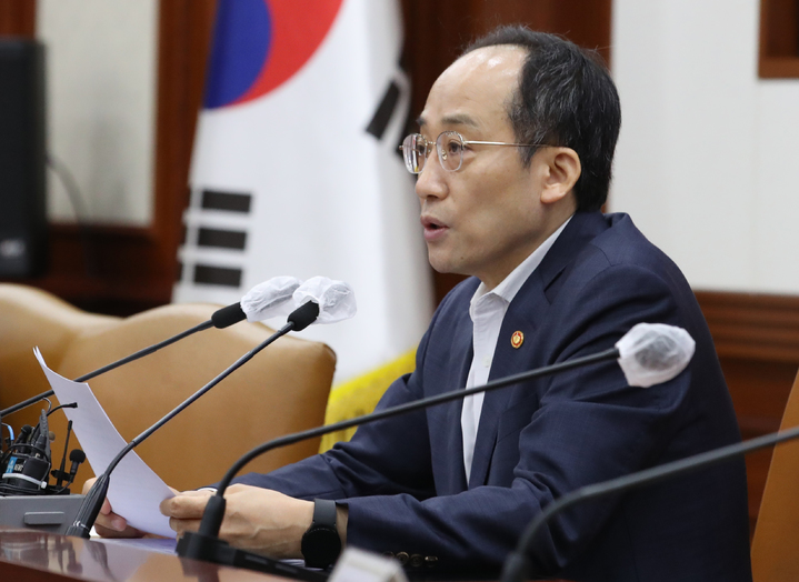 [서울=뉴시스] 김명원 기자 = 추경호 경제부총리 겸 기획재정부 장관이 8일 오전 서울 종로구 정부서울청사에서 열린 비상경제장관회의를 주재하며 발언하고 있다. 2022.08.08. kmx1105@newsis.com