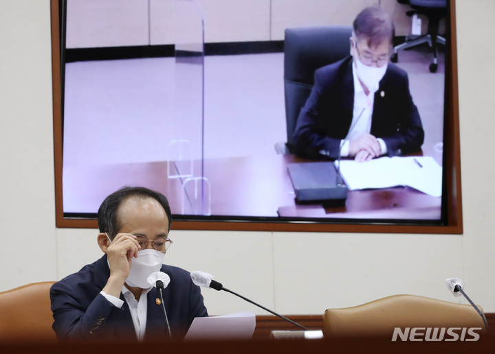 [서울=뉴시스] 김명원 기자 = 추경호 경제부총리 겸 기획재정부 장관이 8일 오전 서울 종로구 정부서울청사에서 열린 비상경제장관회의에서 이정식 고용노동부 장관의 영상 발언을 듣고 있다. 2022.08.08. kmx1105@newsis.com