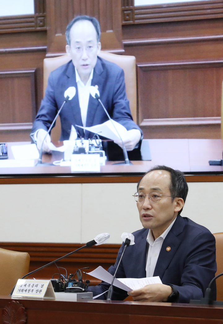 [서울=뉴시스] 김명원 기자 = 추경호 경제부총리 겸 기획재정부 장관이 8일 오전 서울 종로구 정부서울청사에서 열린 비상경제장관회의를 주재하며 발언하고 있다. 2022.08.08. kmx1105@newsis.com