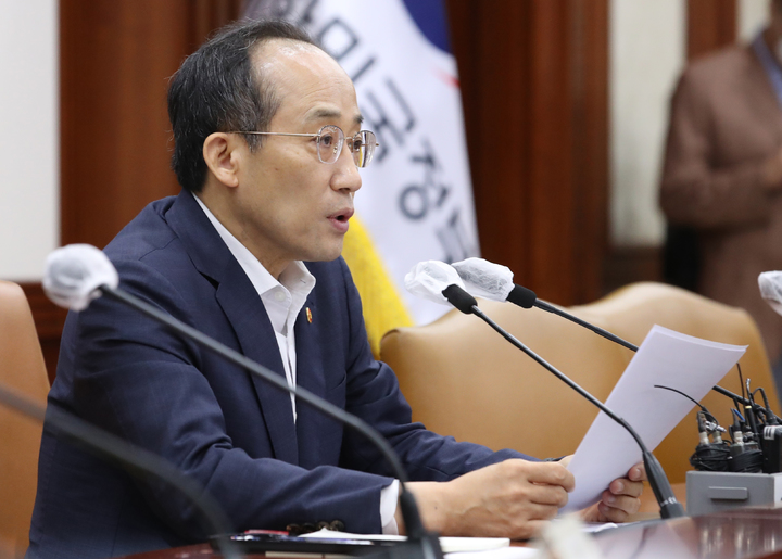 [서울=뉴시스] 김명원 기자 = 추경호 경제부총리 겸 기획재정부 장관이 8일 오전 서울 종로구 정부서울청사에서 열린 비상경제장관회의를 주재하며 발언하고 있다. 2022.08.08. kmx1105@newsis.com