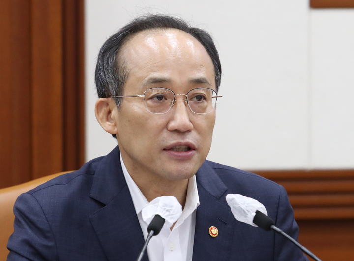 [서울=뉴시스] 김명원 기자 = 추경호 경제부총리 겸 기획재정부 장관이 8일 오전 서울 종로구 정부서울청사에서 열린 비상경제장관회의를 주재하며 발언하고 있다. 2022.08.08. kmx1105@newsis.com