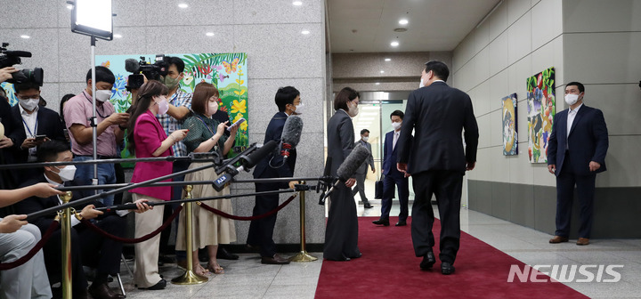 [서울=뉴시스] 전신 기자 = 윤석열 대통령이 8일 서울 용산 대통령실 청사로 출근하며 취재진 질문에 답변한 후 집무실로 향하고 있다. 2022.08.08. photo1006@newsis.com