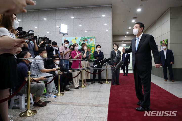 [서울=뉴시스] 전신 기자 = 윤석열 대통령이 8일 서울 용산 대통령실 청사로 출근하며 취재진 질문에 답변한 후 집무실로 향하던 도중 취재진 질문에 발길을 돌려 답변하고 있다. 2022.08.08. photo1006@newsis.com