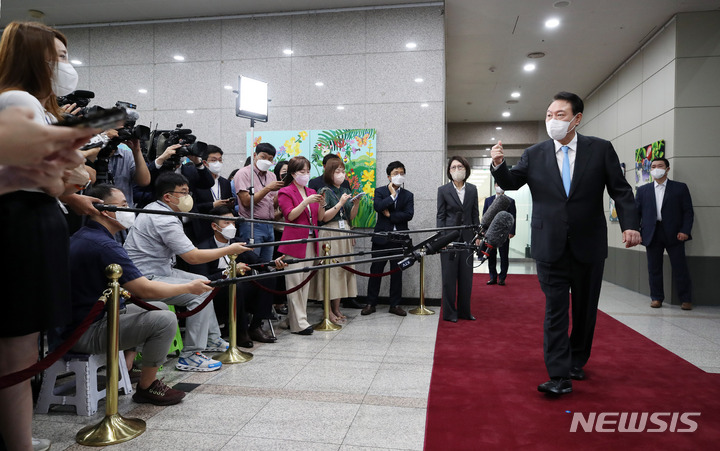 [서울=뉴시스] 전신 기자 = 윤석열 대통령이 8일 서울 용산 대통령실 청사로 출근하며 취재진 질문에 답변한 후 집무실로 향하던 도중 취재진 질문에 발길을 돌려 답변하고 있다. 2022.08.08. photo1006@newsis.com