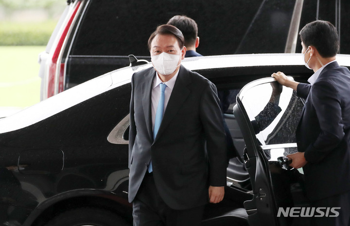 [서울=뉴시스] 전신 기자 = 윤석열 대통령이 8일 서울 용산 대통령실 청사로 출근하고 있다. 2022.08.08. photo1006@newsis.com