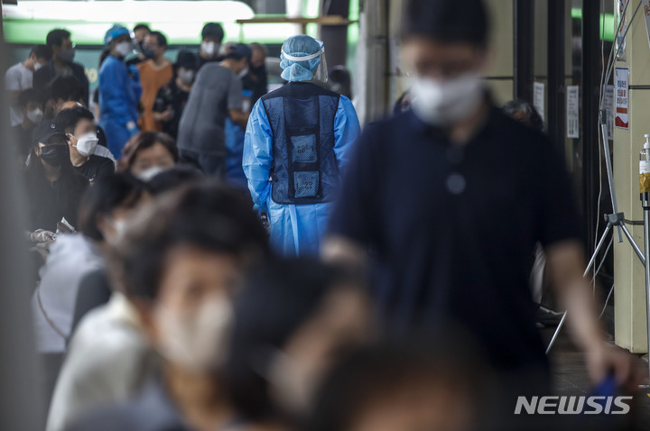 [서울=뉴시스] 지난 8일 오전 서울 송파구보건소 선별진료소를 찾은 시민들이 코로나19 검사를 받기 위해 줄 서 있다. 2022.08.08. jhope@newsis.com