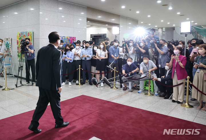 [서울=뉴시스] 전신 기자 = 윤석열 대통령이 8일 서울 용산 대통령실 청사로 출근하고 있다. (대통령실통신사진기자단) 2022.08.08. photo1006@newsis.com
