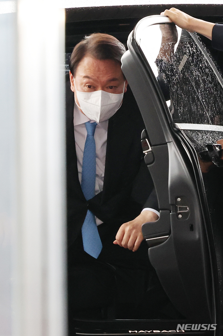 [서울=뉴시스] 전신 기자 = 윤석열 대통령이 8일 서울 용산 대통령실 청사로 출근하고 있다. (대통령실통신사진기자단) 2022.08.08. photo1006@newsis.com