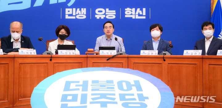 [서울=뉴시스] 고범준 기자 = 박홍근 더불어민주당 원내대표가 8일 서울 여의도 국회에서 열린 비상대책위원회의에서 발언을 하고 있다. (공동취재사진) 2022.08.08. photo@newsis.com